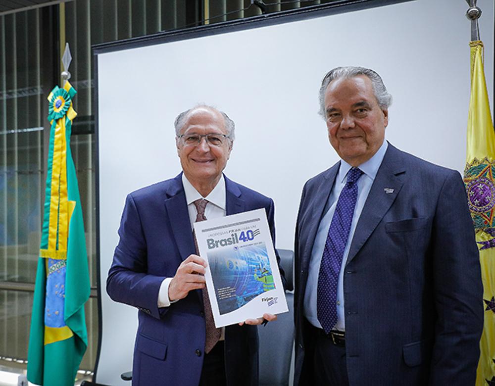 Eduardo Eugenio Gouvêa Vieira entrega publicação da campanha “Propostas Firjan para um Brasil 4.0” ao Vice-presidente da República Geraldo Alckmin.  Créditos: Romero Cunha/ Acervo Firjan