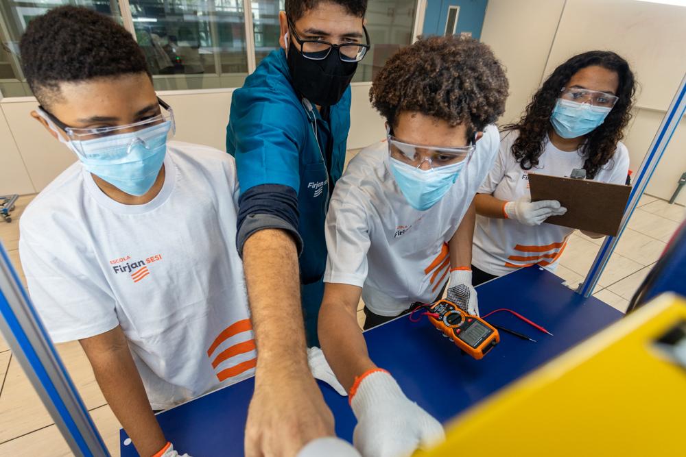 Alunos do ensino médio no Laboratório de energias renováveis em 21/10/2021. Créditos: Vinícius Magalhães/ Acervo Firjan
