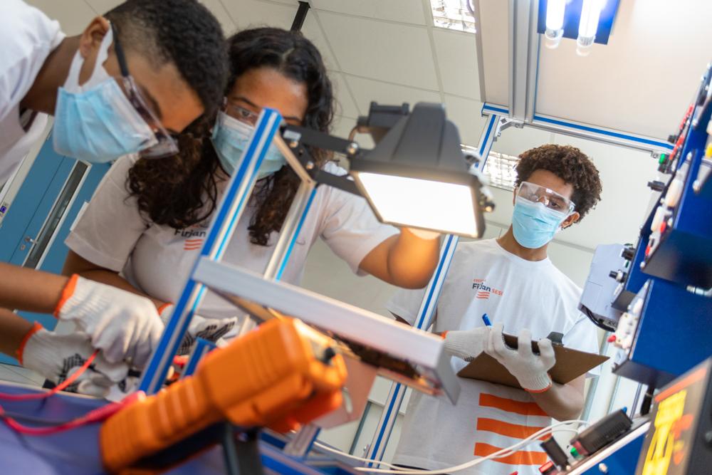 Alunos do ensino médio no Laboratório de energias renováveis em 21/10/2021. Créditos: Vinícius Magalhães/ Acervo Firjan