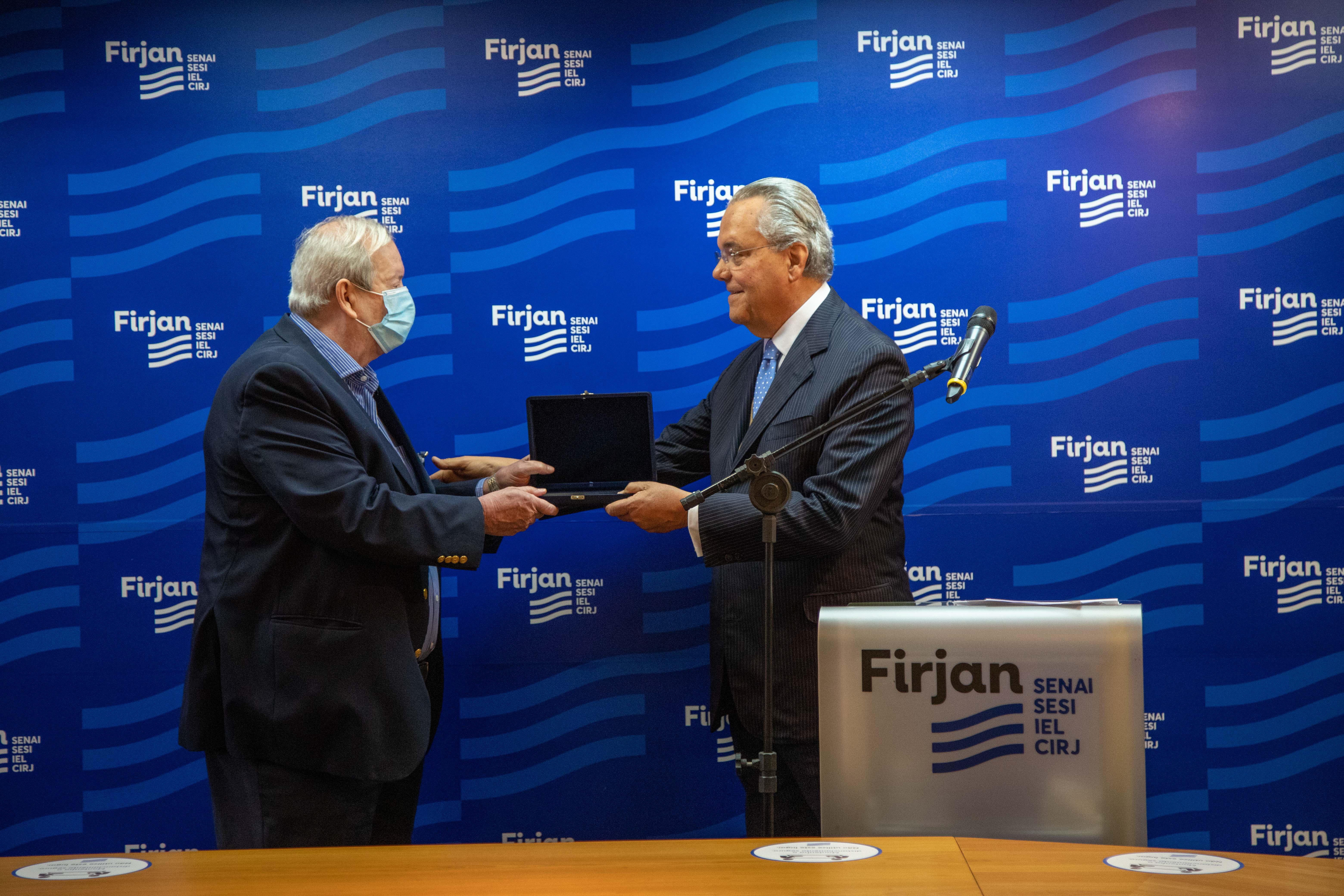 Carlos Augusto Di Giorgio Sobrinho recebe homenagem de Eduardo Eugenio Gouvêa Vieira em julho de 2021. Crédito: Paula Johas/ Acervo Firjan