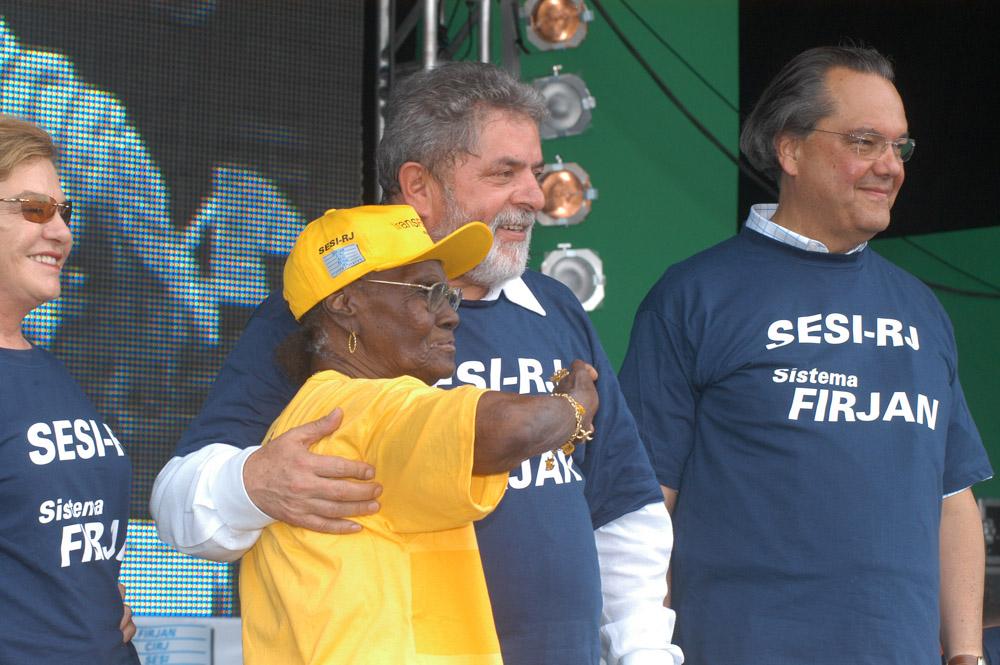 Eduardo Eugenio Gouvêa Vieira com o presidente Luiz Inácio Lula da Silva na formatura dos alunos do Projeto Transformar em 2005. Crédito: Acervo Firjan  