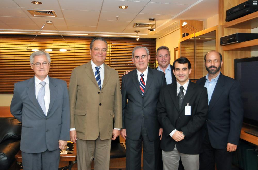 Eduardo Eugenio Gouvêa Vieira recebe Roberto Leverone na sede da Firjan no dia 4/01/2014. Créditos: Paula Johas/ Acervo Firjan