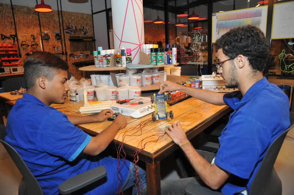 Alunos utilizando laboratório do FabLab - SENAI. Nov/2014 - Créditos: Diego Castro Sobral/ Acervo Firjan