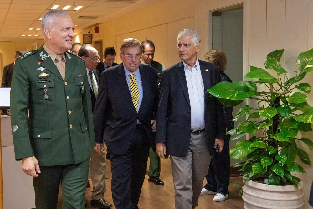 Carlos Erane de Aguiar e Luiz Césio Caetano em reunião com o Comandante Militar do Leste, General de Exército André Luis Novaes de Miranda, na sede da Firjan em 25 de outubro de 2022. Crédito: Paula Johas/ Acervo Firjan