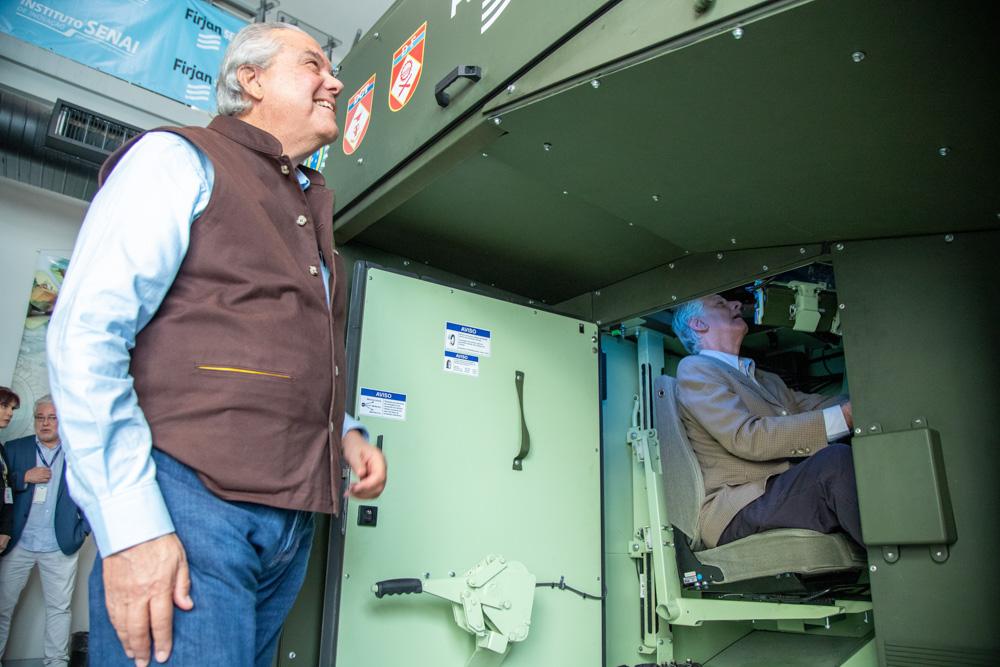 Eduardo Eugenio Gouvêa Vieira e Luiz Césio Caetano no Simulador de Procedimentos de Motorista Guarani, desenvolvido pelo Senai para o Exército Brasileiro no dia 27/06/2023. Créditos: Paula Johas/ Acervo Firjan