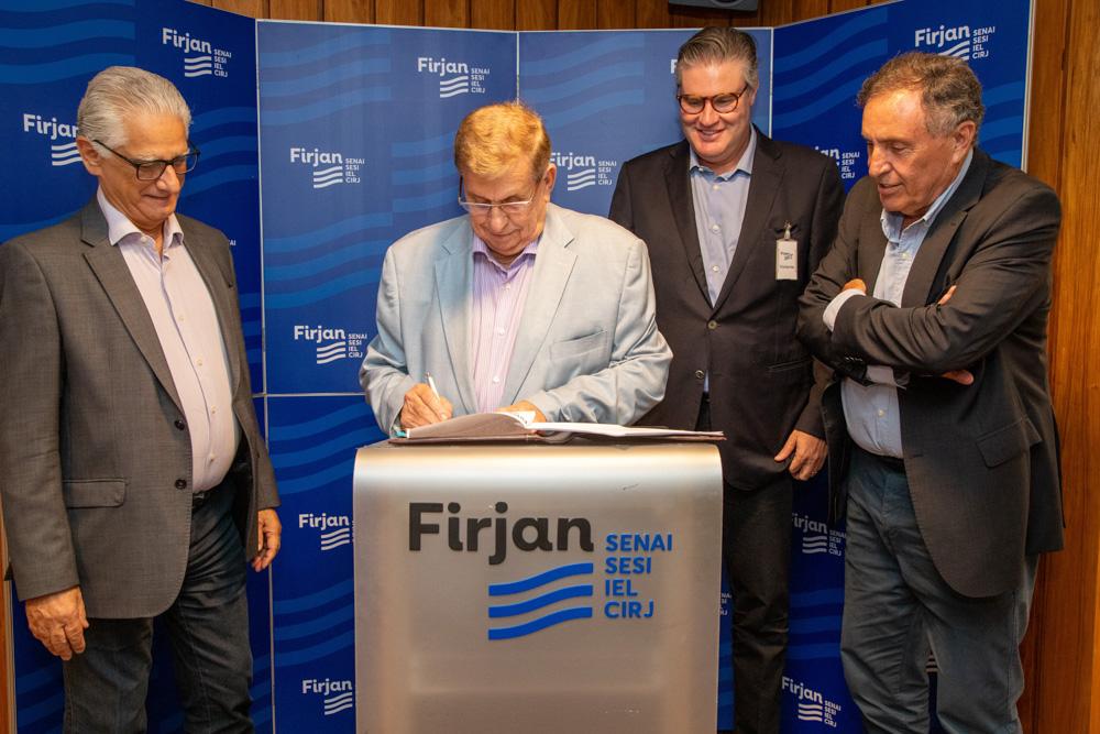 Carlos Erane de Aguiar e Luiz Césio Caetano na assinatura do termo de adesão da Light ao projeto FIRJAN CIRJ - Ministério da Justiça em 25 de janeiro de 2024. Crédito: Paula Johas/ Acervo Firjan