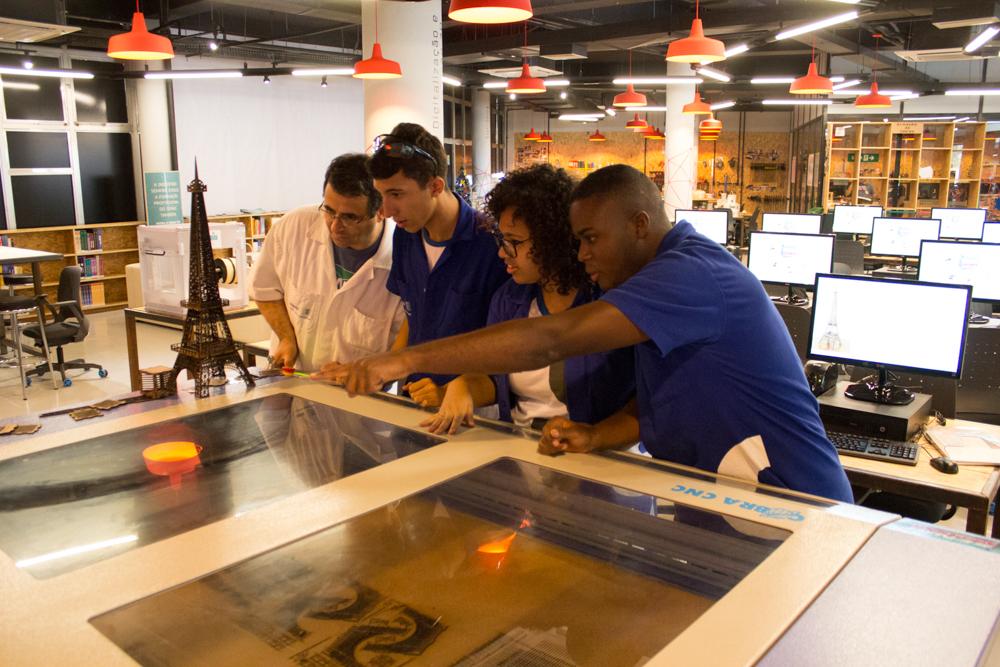 Alunos utilizando laboratório do FabLab - SENAI. Nov/2014 - Créditos: Diego Castro Sobral/ Acervo Firjan
