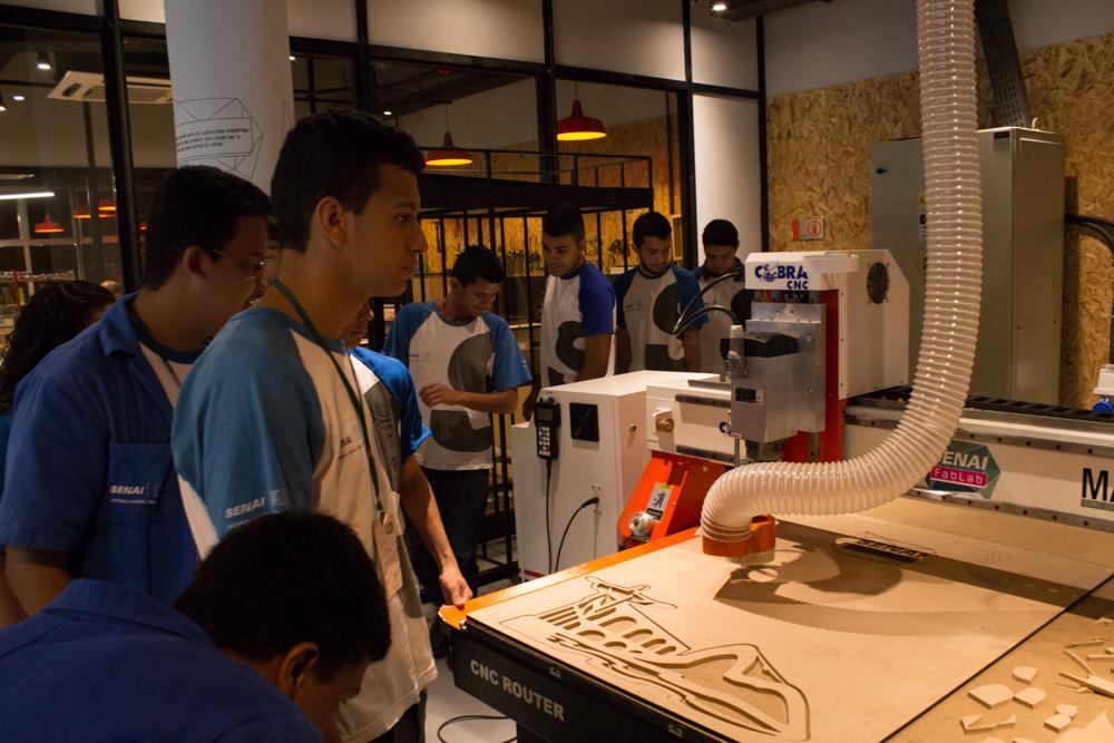Alunos utilizando laboratório do FabLab - SENAI. Nov/2014 - Créditos: Diego Castro Sobral/ Acervo Firjan