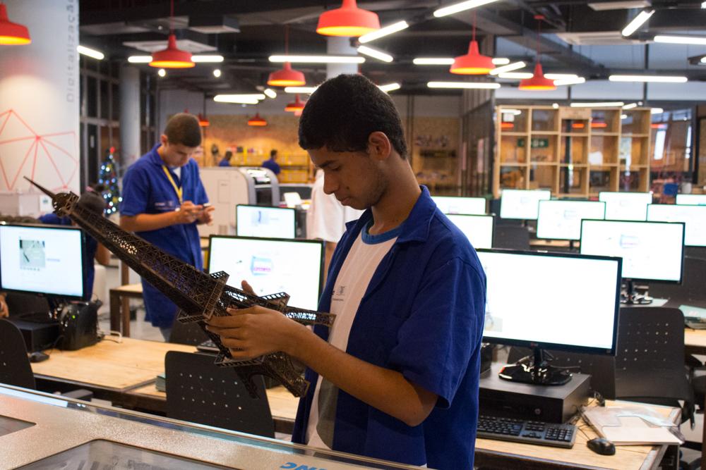Alunos utilizando laboratório do FabLab - SENAI. Nov/2014 - Créditos: Diego Castro Sobral/ Acervo Firjan