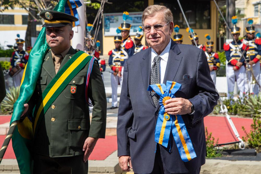 Carlos Erane de Aguiar recebe a Medalha do Mérito Marechal Cordeiro de Farias  da Escola Superior de Guerra, representando a Firjan, em 21 de agosto de 2024.  Crédito: Paula Johas/ Acervo Firjan