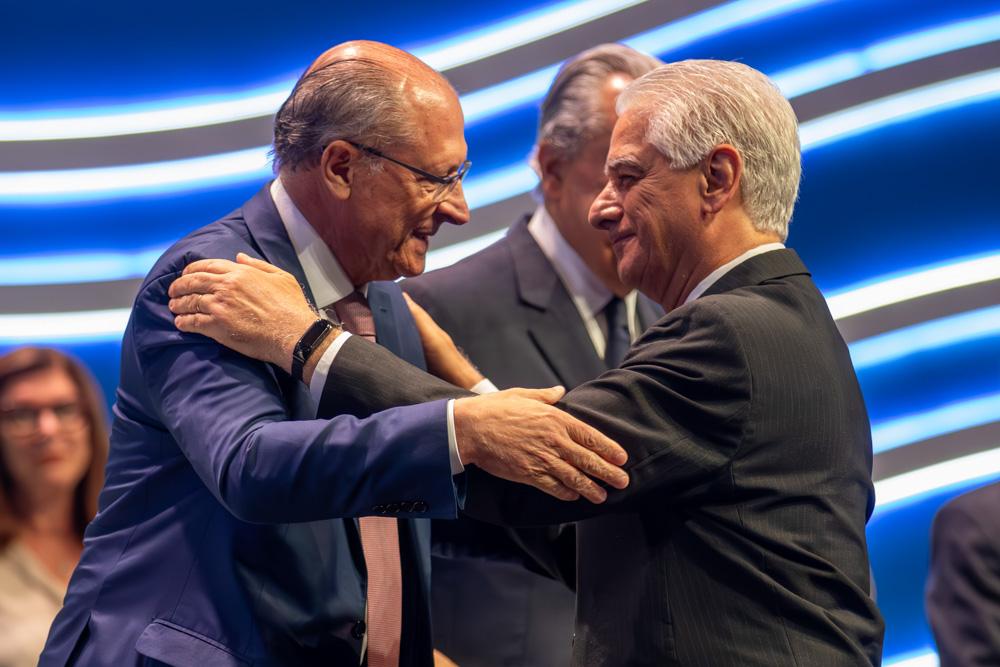 Luiz Césio Caetano e o Vice-Presidente da República e Ministro Geraldo Alckmin na Posse da Diretoria e Presidência 2024 - 2028. Créditos: Vinícius Magalhães/ Acervo Firjan