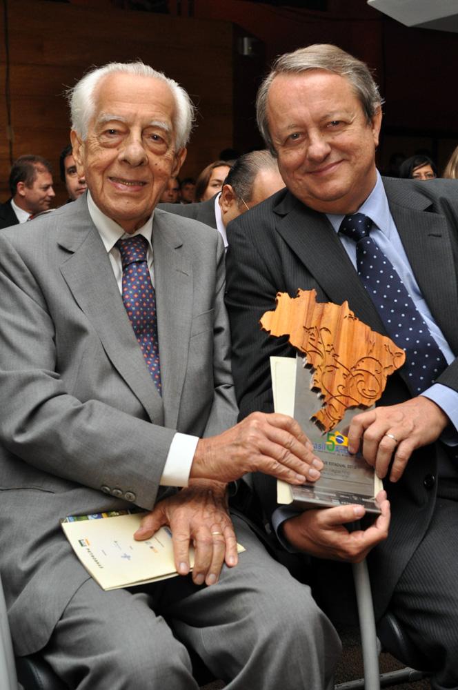 Mauro Ribeiro Viegas e Mauro Viegas Filho com o prêmio Brasil de Meio Ambiente em 2010. Créditos: Guarim de Lorena/ Acervo Firjan