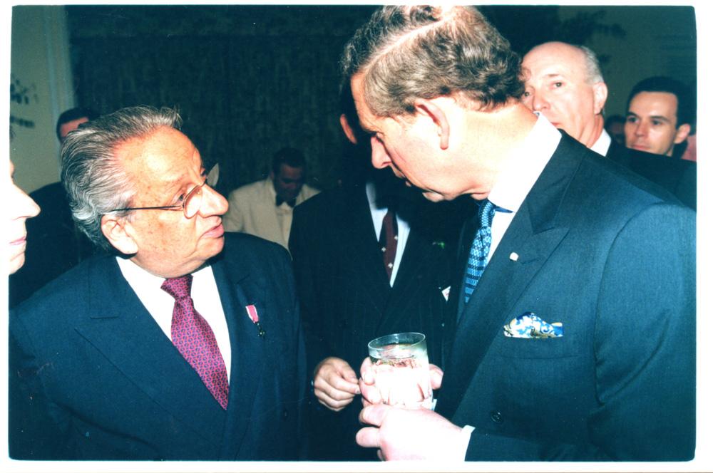 Amaury Temporal com o Príncipe Charles. Crédito: Acervo Firjan